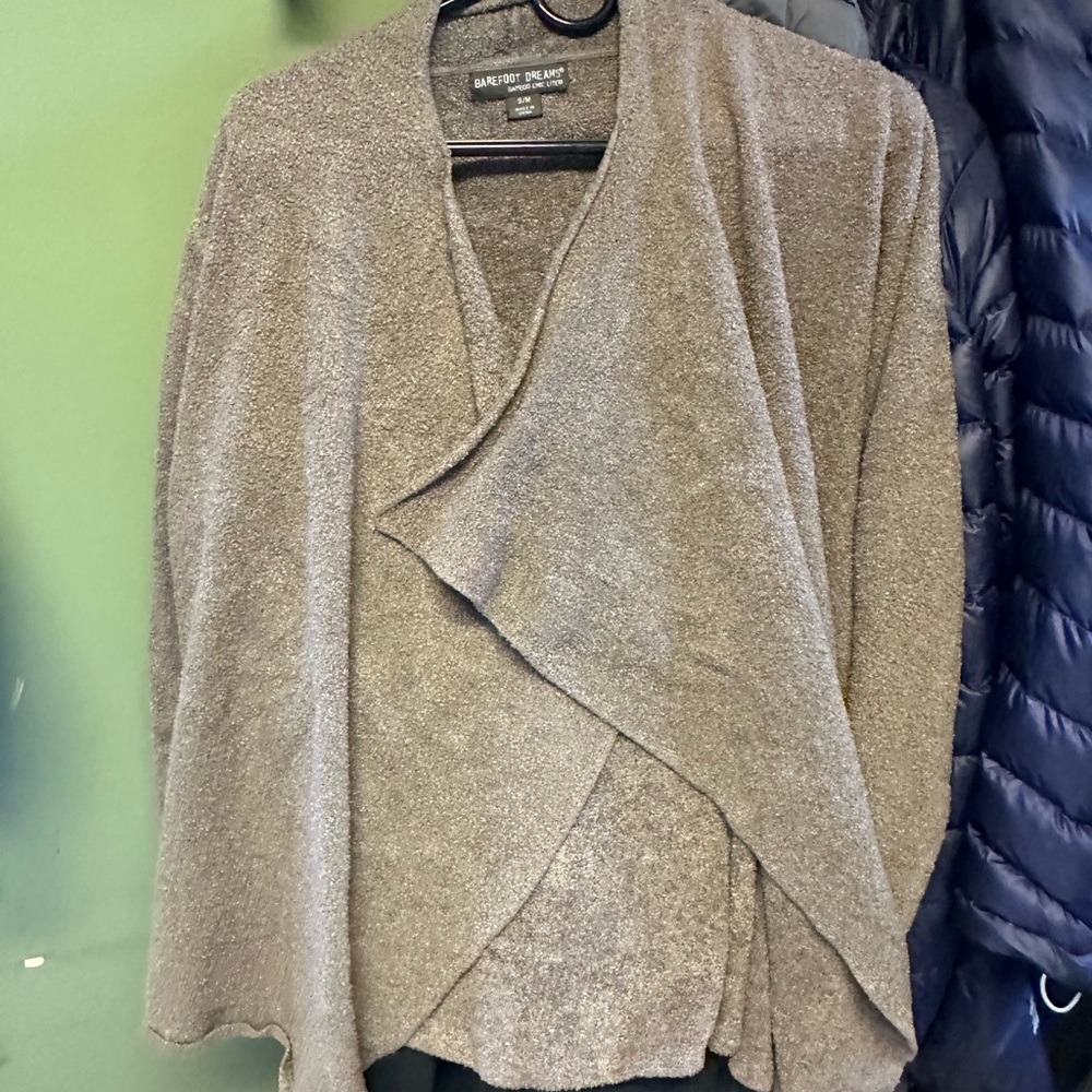Barefoot Dreams bamboo chic lite comfy wrap. Brown.  S/m